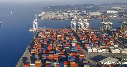 探讨当前国际海运的趋势、技术创新及行业面临的主要问题和可能的解决方案